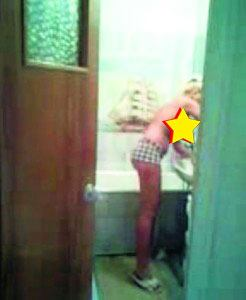 Delia Matache, fotografiată de sora sa goală prin casă! Vedeta iUmor, fără sutien și în lenjerie
