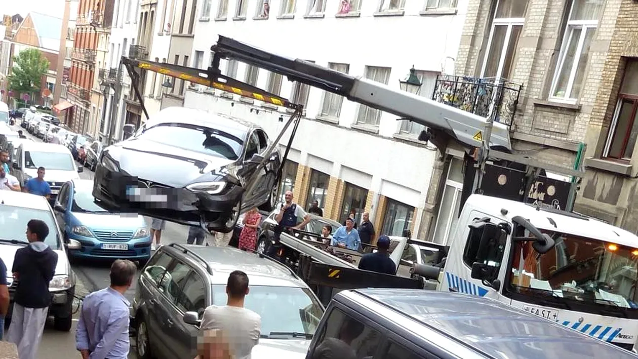 S-a întâmplat la Bruxelles! Accident mai puțin obișnuit între o Tesla și o Dacia Logan