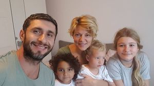 Cum i-a spus Dragoș Bucur fetiței lui de etnie romă că este adoptată