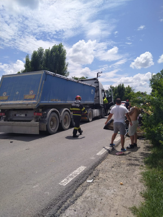 Accident cumplit în Dâmbovița. 15 persoane au fost rănite, după ce un TIR și un microbuz s-au izbit