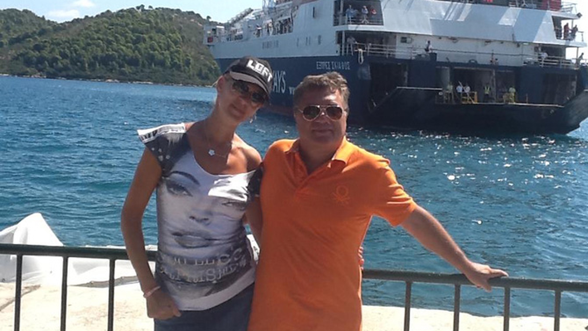 Infloreste alaturi de afaceristul Sorin Marcus! Uite ce sexy e Monica Iagar