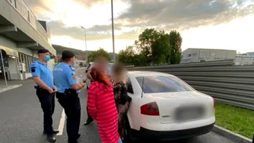 Revoltător! Un copil din Vâlcea a fost trimis la cerșit de părinții lui, care îl supravegheau dintr-o mașină luxoasă