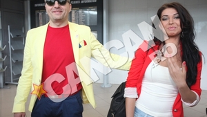 Mandinga si Costi Ionita au stat o ora blocati in aeroportul din Bucuresti la intoarcerea de la Eurovision! Aveau bagajele pline de rahat si baclavale!