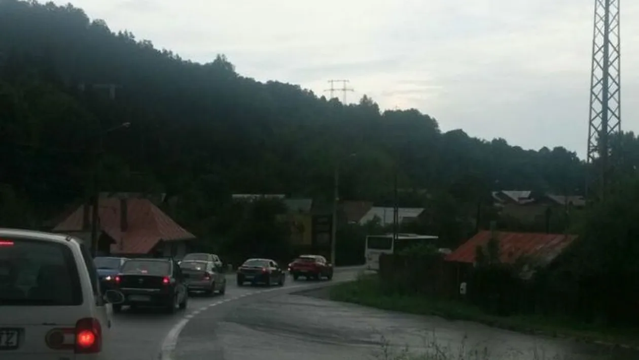 Trafic îngreunat pe DN1, pe Valea Prahovei, din cauza unei ploi torențiale