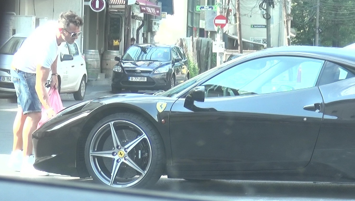 Fost fotbalist la Fulgerul Lereşti sau Naomi Câmpulung, Dîrnea are o colecţie incredibilă de maşini, a cărei ”piesa de rezistenţă” este un Ferrari