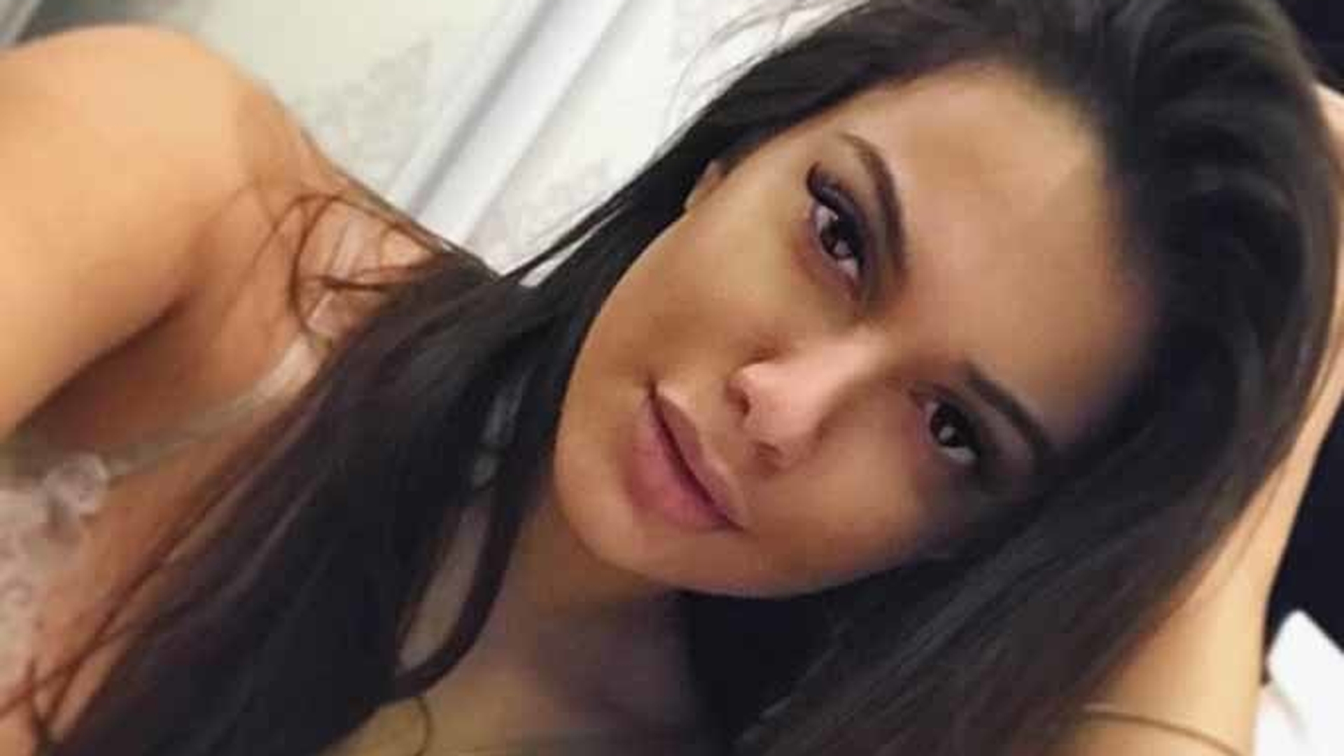 BETTY SALAM, imaginea cu care le-a aprins imaginaţia bărbaţilor în miez de noapte! Decolteul adânc pe care l-a arătat