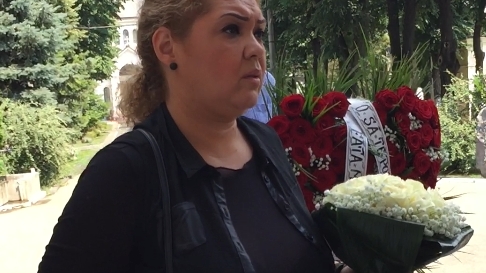 Minodora a ajuns la căpătâiul Denisei! Când au văzut ce are în mână, oamenii au început să plângă! Ce mesaj a scris pe coroană