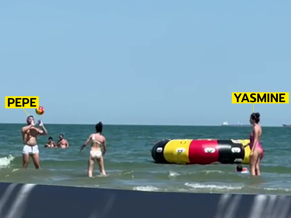 Pepe, Yamine Ody și fetițele Ralucăi Pastramă au “încins” o partidă de volei în apă (Foto: CANCAN.RO)