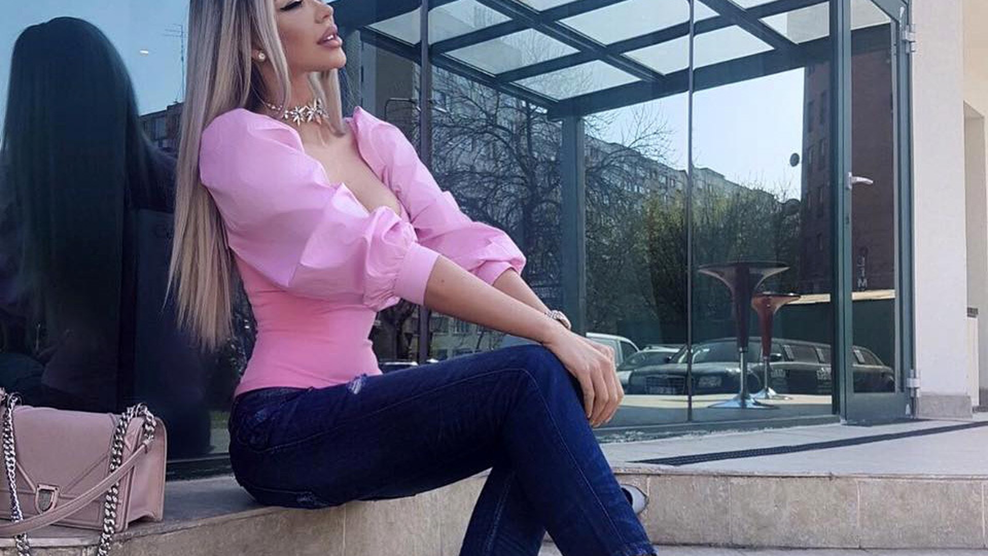 Cu ce slogan i-a aţâţat Bianca pe fani. Şi-a pus o şapcă de poliţist şi...