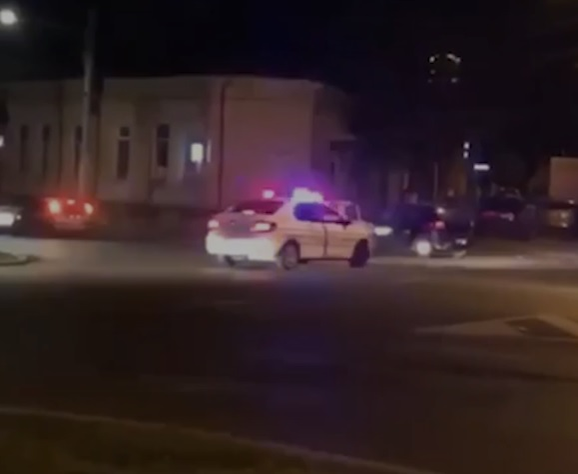 Puștii teribiliști au gonit pe străzile din Craiova, cu mașinile de poliție după ei