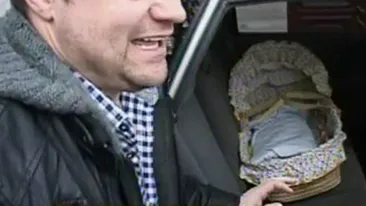 VIDEO Andrei Duban si-a scos baiatul din spital intr-un cosulet cu flori!