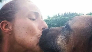 Halucinant! O britanică s-a căsătorit cu propriul câine! A fost nuntă mare, de 200 de persoane