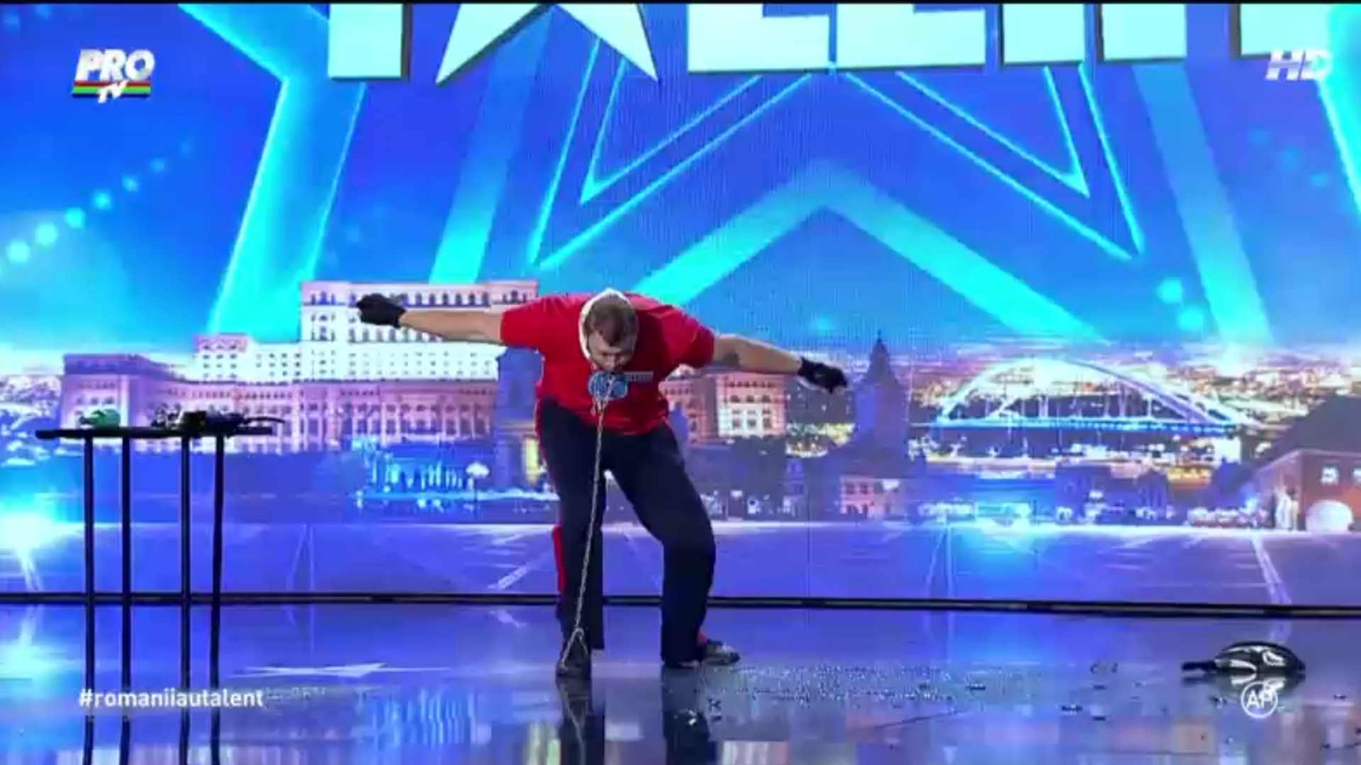 Mai muti de uimire nu au fost pana acum! Vezi aici cine este concurentul care i-a SOCAT pe juratii de la "Romanii au Talent"!