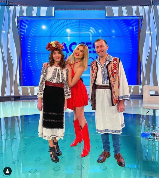 Cosmina Adam este noua asistentă de la Acces Direct! Cu ce s-a ocupat înainte să o înlocuiască pe Emily Burghelea care și-a dat demisia la TV