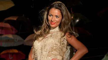 Imaginea care va da fiori tuturor barbatilor! Roxana Vancea, in ipostaze sexy cu o femeie. Se ating si...