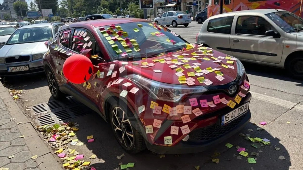 O tânără din Iași și-a găsit mașina AȘA, în parcarea din fața blocului. Ce scria pe toate cele 100 de bilețele lipite de autoturism