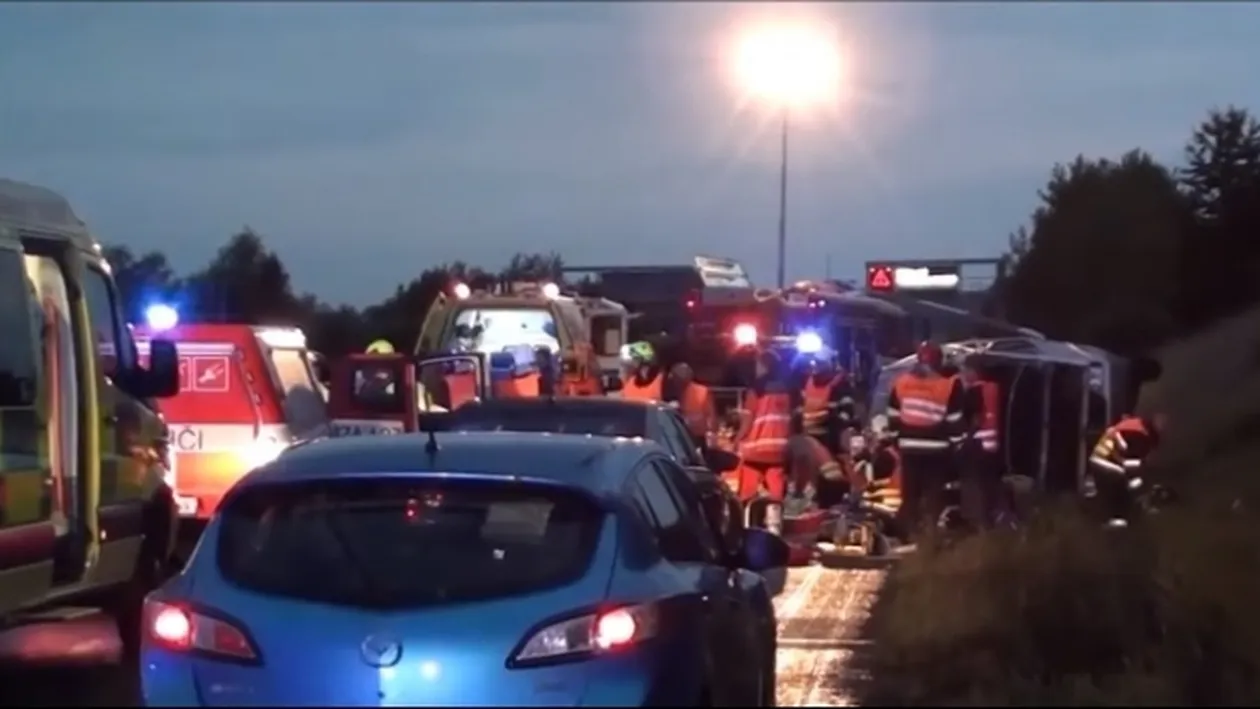 Microbuz răsturnat pe autostradă, printre răniţi se numără şi copii