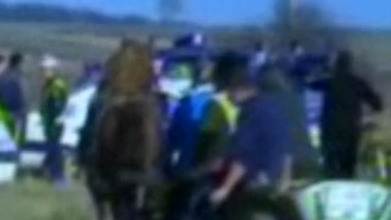 VIDEO S-au luptat cu furcile pentru o bucata de pamant!