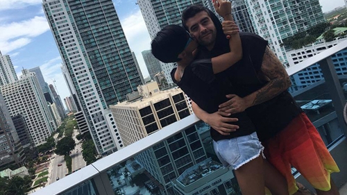 ADELINA PESTRIŢU i-a înnebunit pe americani cu silicoanele ei! Cum s-a pozat iubita lui SPEAK pe plajă, la Miami!