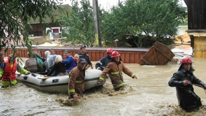 Sase judete afectate de inundatii. Pompierii au evacuat sinistratii cu barcile