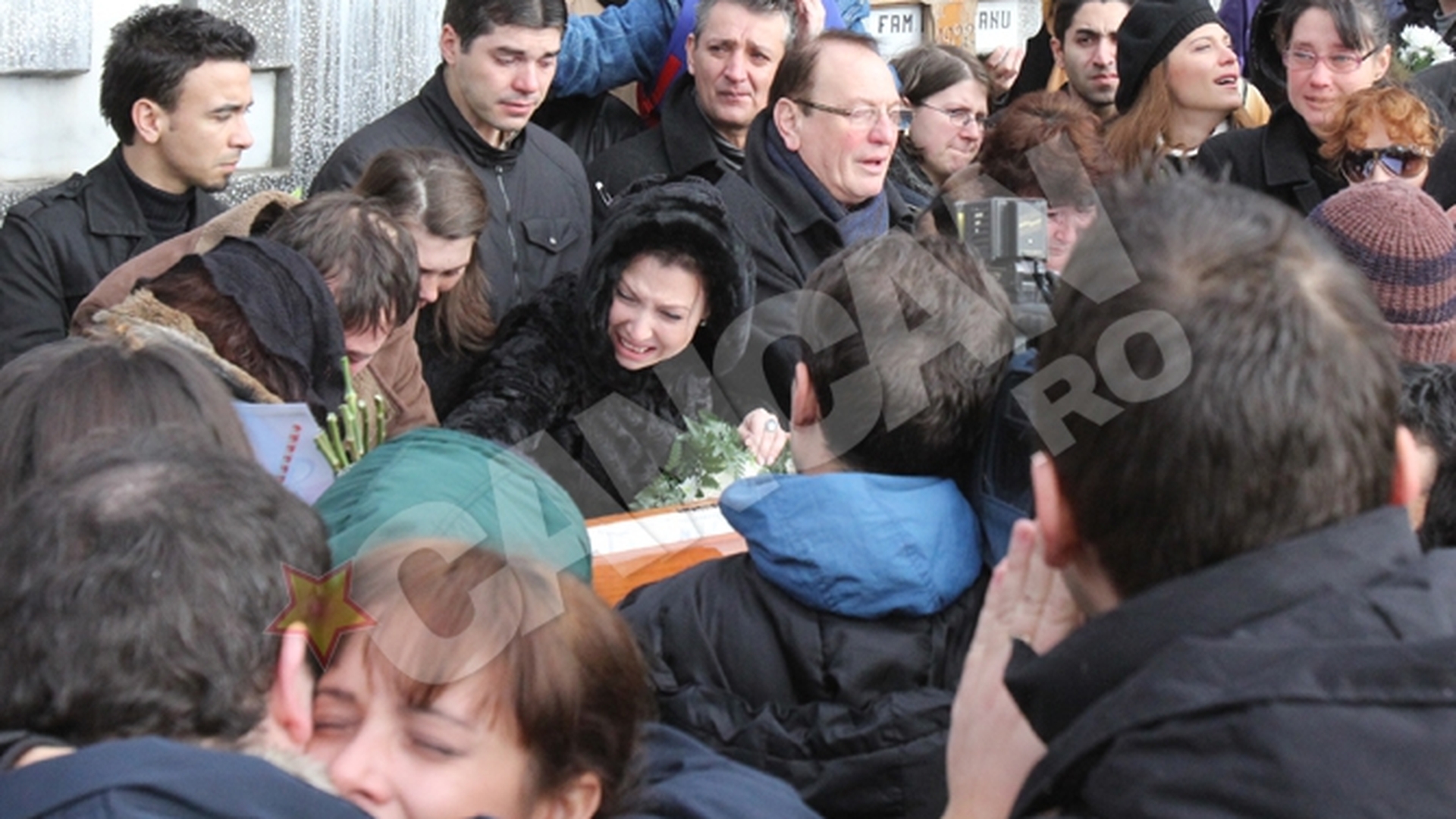 Dragomir Max, concurent la "Vocea Romaniei", nu a plecat de langa sicriul Malinei Olinescu!