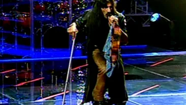 Un rocker de 56 de ani din Medgidia, cea mai ciudata aparitie de la Vocea Romaniei! Uite cum a venit la auditii!