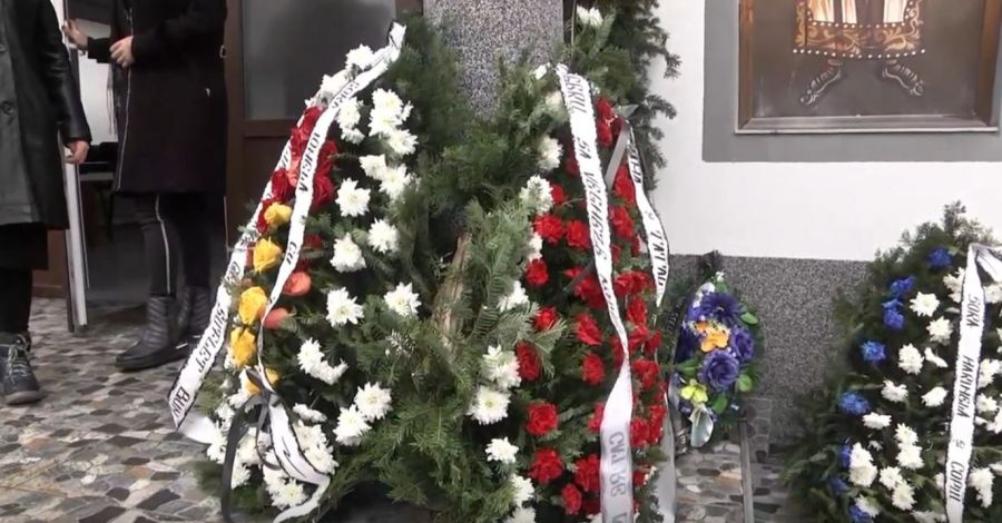 Imagini copleșitoare de la înmormântarea lui Dumitru Stroie. Ce mesaj au scris părinții cântărețului pe coroana de flori | FOTO & VIDEO