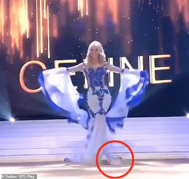 Ce jenant! Celine Van Ouytsel, Miss Belgia 2020, a căzut pe scenă și a rămas fără sutien. FOTO