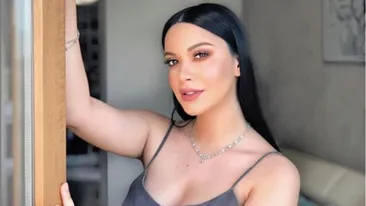 Fiica lui Florin Salam, ipostază sexy în așternuturi. Betty a lăsat sânii la vedere, spre deliciul fanilor