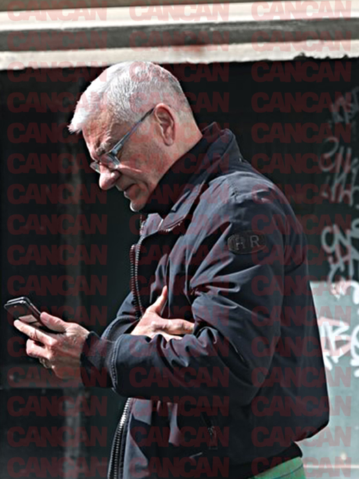 Mircea Sandu își verifică telefonul