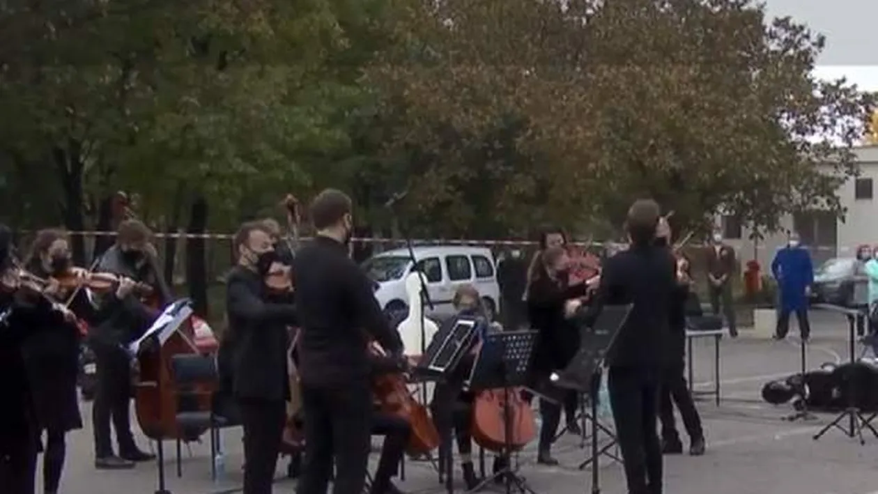 Gest impresionant pentru pacienții COVID! O orchestră a susținut un concert în curtea Institutului Fundeni. „Muzica ar putea alina suferința”