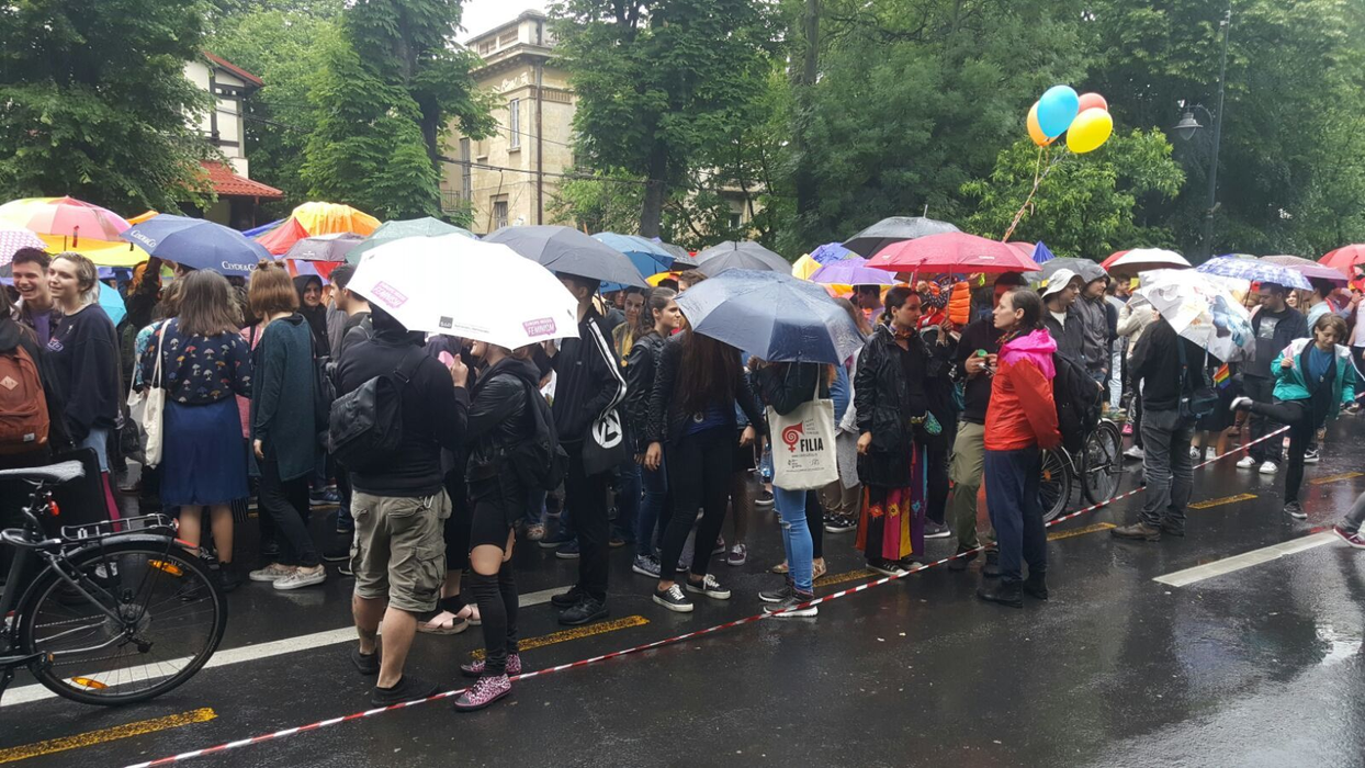 Mii de oameni au pornit la pas prin ploaie spre Piaţa Victoriei, acolo unde se va încheia Marşul Diversităţii