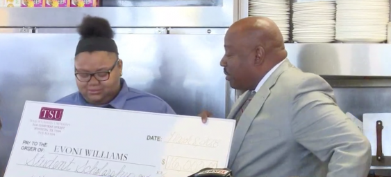 Gestul de compasiune pentru un bătrân i-a schimbat viața! O chelneriță din Texas a primit…