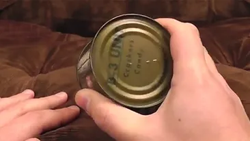 Nu i-a venit sa creada ce a gasit intr-o conserva militara veche de 45 de ani! A filmat absolut tot!