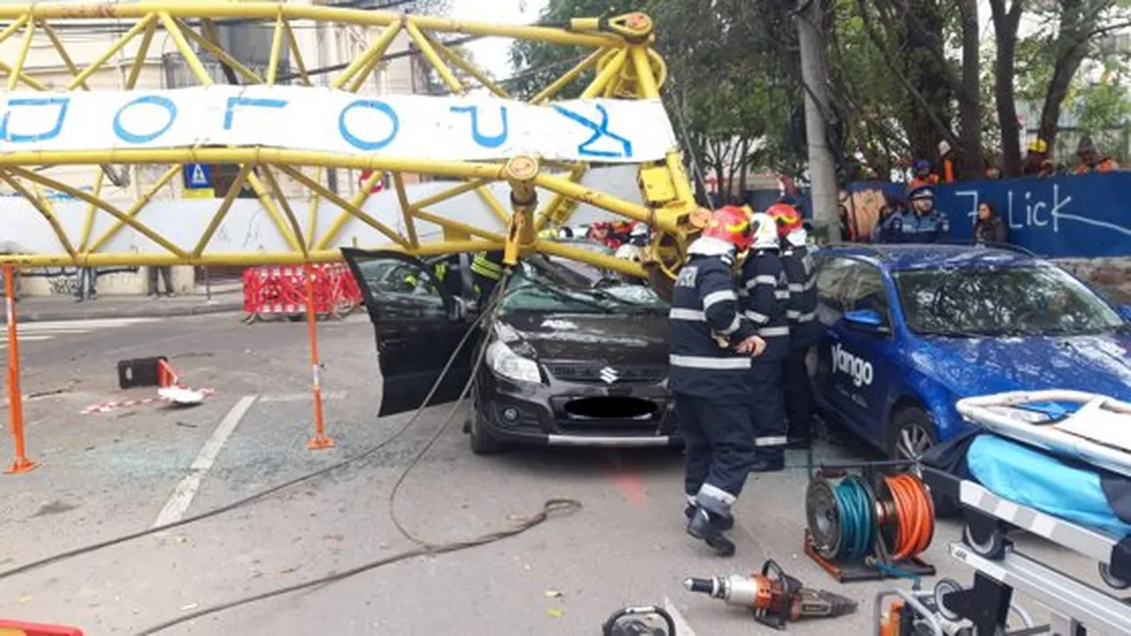 A fost deschis un dosar penal după accidentul din Capitală. Brațul unei macarale a căzut peste o mașină și a rănit patru persoane