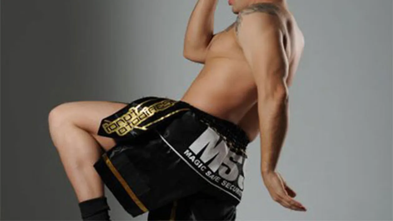 Sotia lui Ionuţ „Pitbull” Atodiresei a innebunit cand a vazut asta! Luptatorul a atentat, pe fata, la sanii unei blonde!