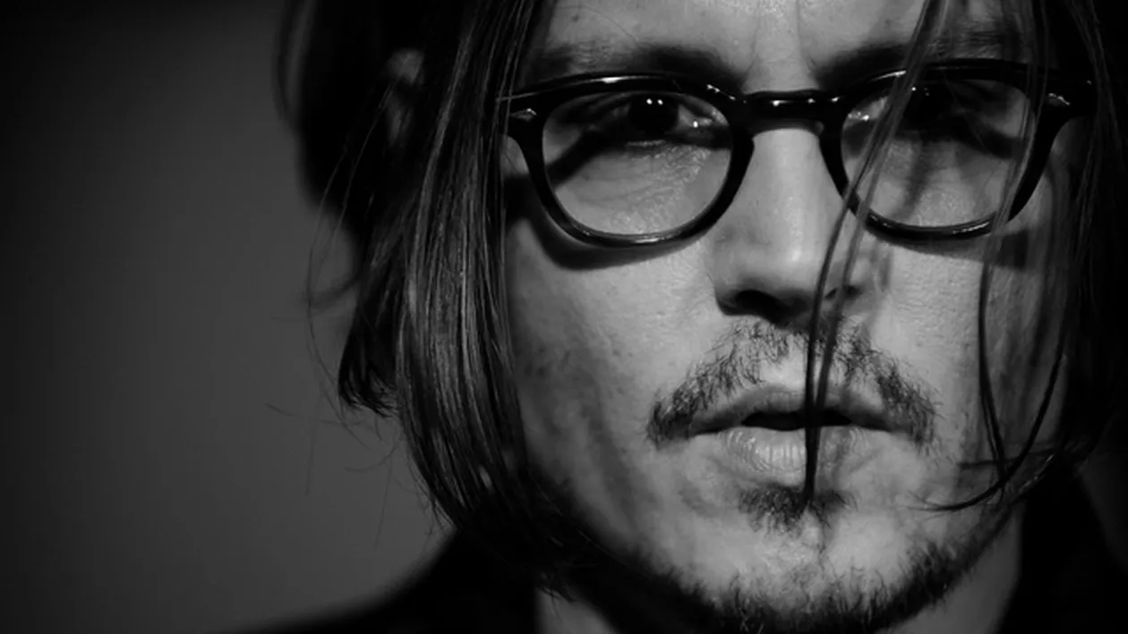 Nu l-ai vazut NICIODATA asa pe Johnny Depp: are chelie si joaca rolul unui criminal in serie! Fanii au ramas socati