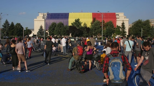 Protest în Piaţa Victoriei. Manifestanţii au blocat o intersecţie de lângă Guvern