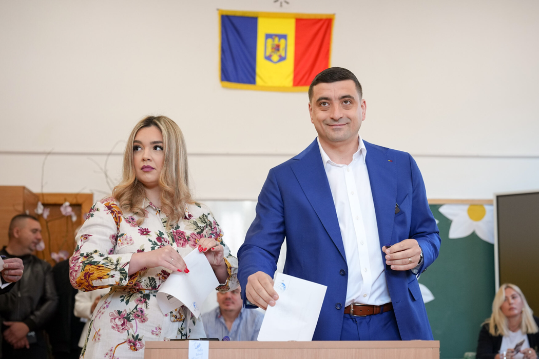 George Simion, candidatul Aliantei pentru Unirea Romanilor ( AUR) la alegerile prezidentiale, alaturi de sotia sa, Ilinca, isi exercita dreptul la vot, in cadrul celui de-al doilea tur al alegerilor prezidentiale,  in Mogosoaia, duminica, 18 mai 2025. ANDREEA ALEXANDRU/MEDIAFAX FOTO