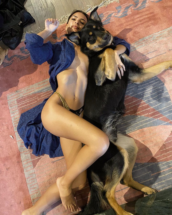 Imagini incendiare cu Emily Ratajkowski din carantină. Cum stă închis în casă cel mai cunoscut model din SUA | FOTO