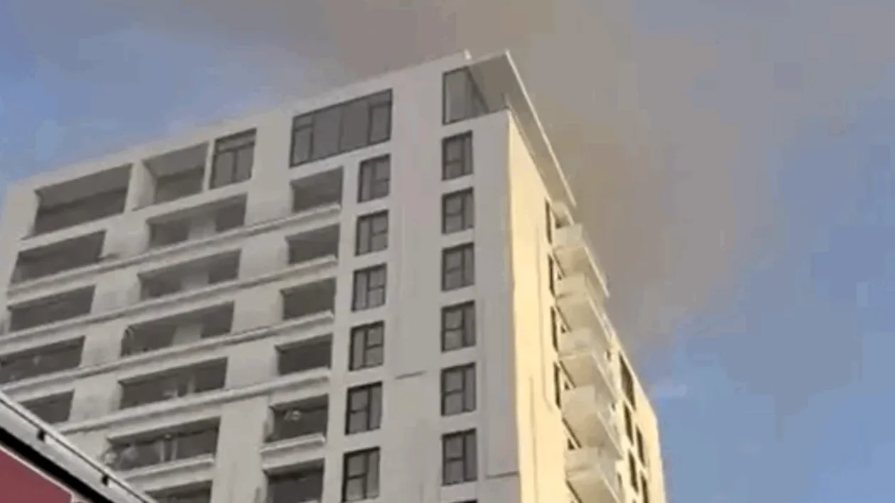 Incendiu violent într-un bloc de 11 etaje din București! 17 persoane au ajuns la spital
