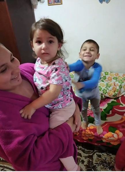 Copiii și părinții sunt bucuroși de întâlnirea cu "Moș Ciprian"