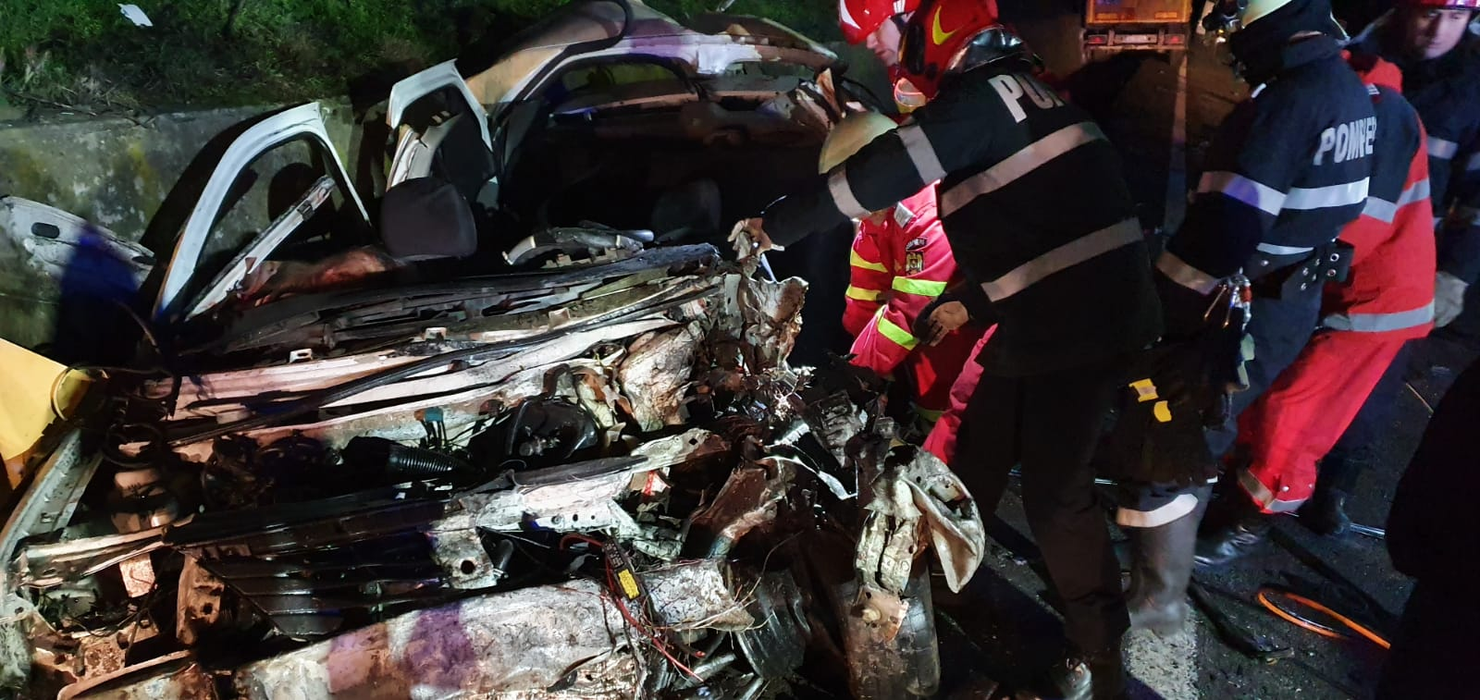 Carnagiu în Olt. 4 persoane și-au pierdut viața în urma impactului violent