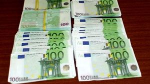 Un bărbat din Odorheiu Secuiesc a fost arestat pentru că a încercat să introducă în circulație bancnote contrafăcute în euro și dolari