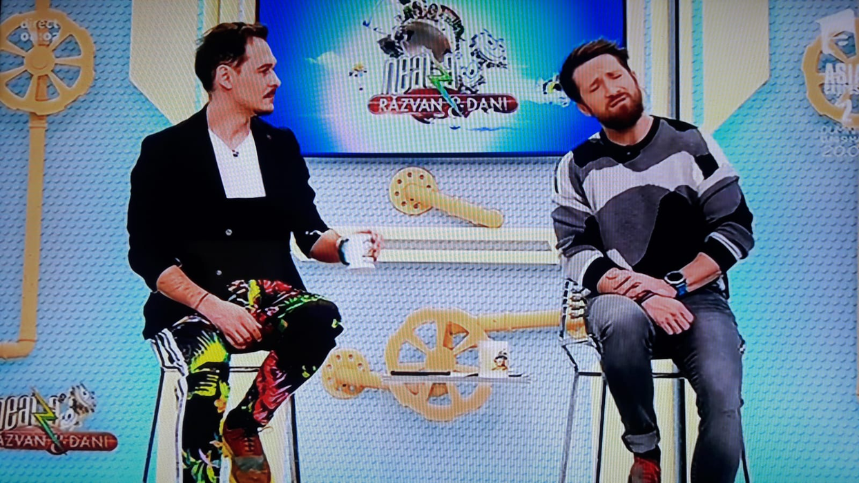 Dani Oțil a făcut mișto de Răzvan Simion în direct, la TV! Cum s-a îmbrăcat prezentatorul pentru matinalul de la Antena 1