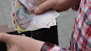 Veste bună pentru români! Majorarea salariilor din sănătate şi educaţie, votată de Parlament