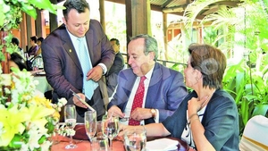 Dragos isi invita prietenii la masa, asa cum facea Ion Dolanescu! Isi comemoreaza tatal de ziua lui, in Costa Rica