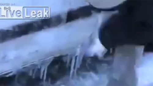 VIDEO Cea mai simpla metoda de a-ti dezgheta masina! Ce face acest barbat cand isi vede autoturismul acoperit de gheata