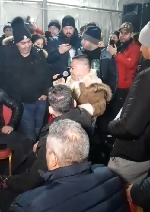 Adi Minune a cântat printre lacrimi la catafalcul ”Împăratului”