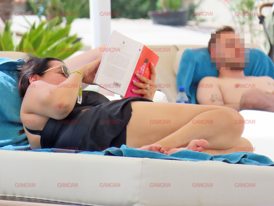 Oana Roman nu lasă cartea din mână!